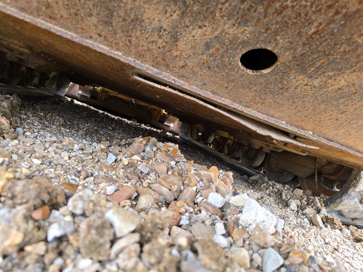 2013-deere-329d-image-33