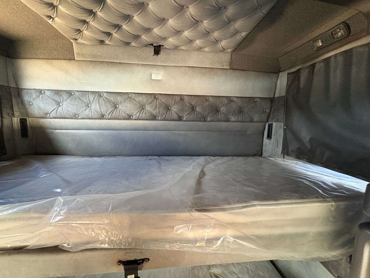 2013-mack-pinnacle-cxu613-image-27