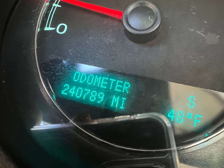 2011-chevrolet-tahoe-image-28