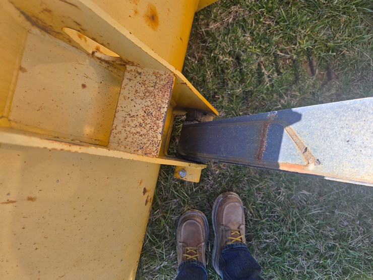 2015-deere-410l-image-17