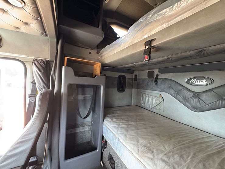 2013-mack-pinnacle-cxu613-image-25