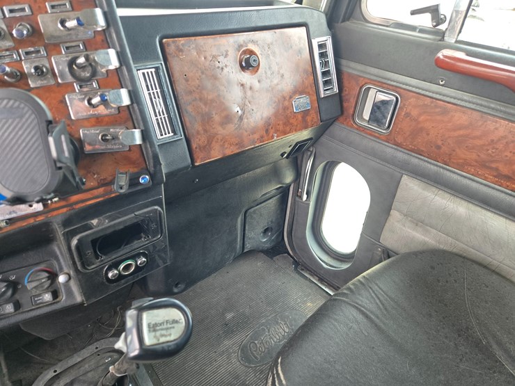 2000-peterbilt-379-image-56