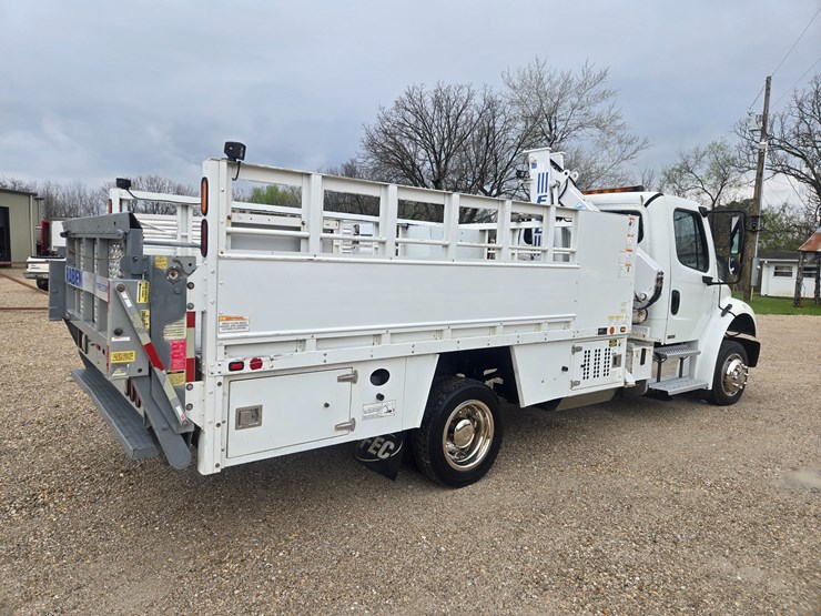 2010-freightliner-m2-106-image-19