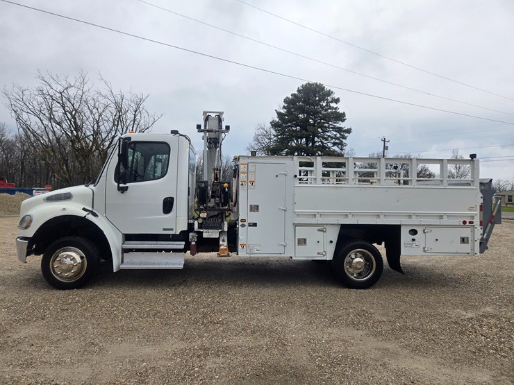 2010-freightliner-m2-106-image-8