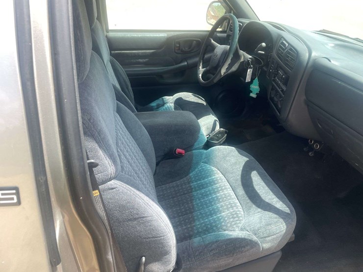 2000-chevrolet-s10-image-16