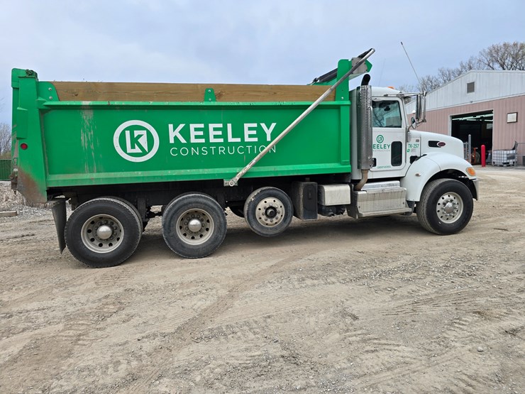 2017-peterbilt-348-image-16