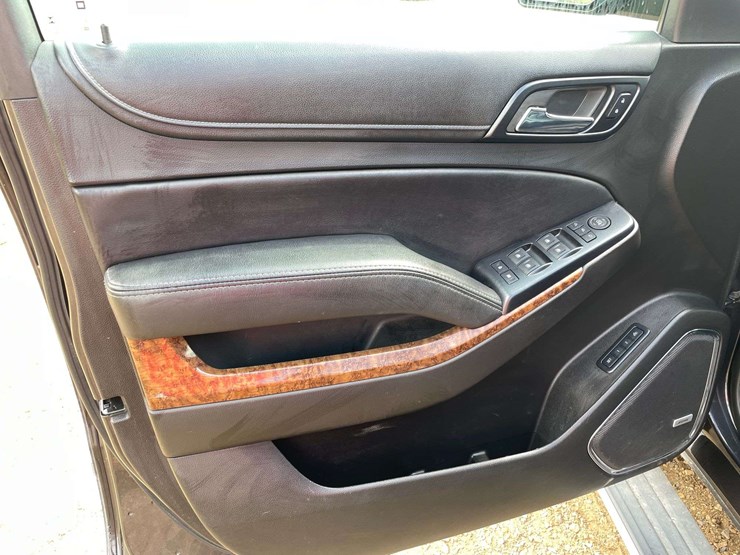 2015-chevrolet-suburban-image-9