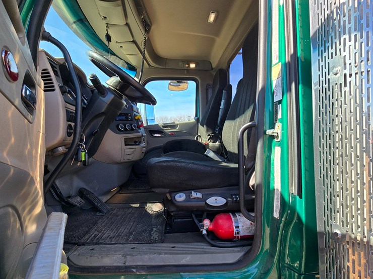 2019-peterbilt-567-image-55