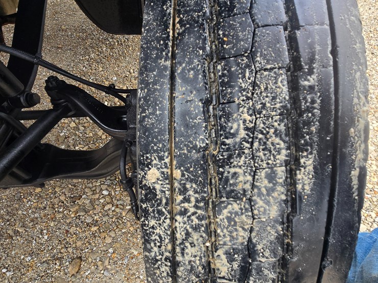 2010-freightliner-m2-106-image-40