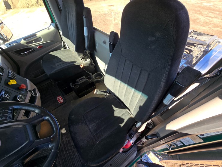 2019-peterbilt-567-image-58