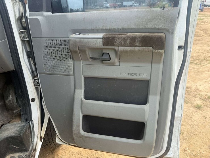 2013-ford-e350-image-17
