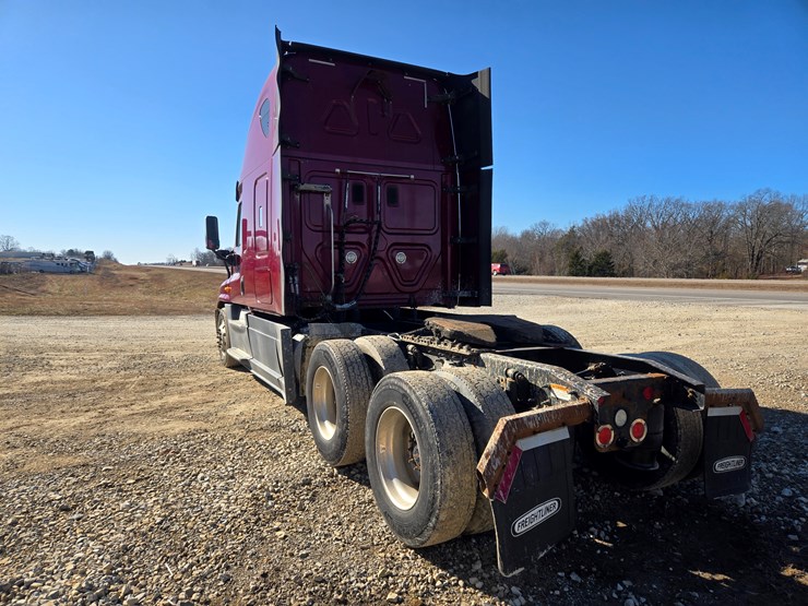 2014-freightliner-cascadia-125-image-14