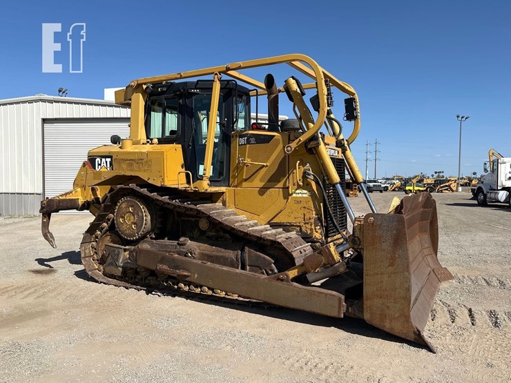 2011-caterpillar-d6t-image-2