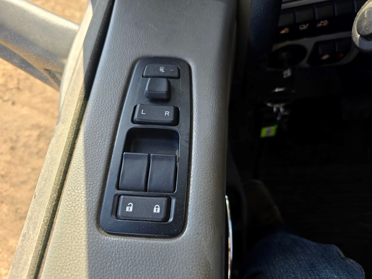 2019-peterbilt-567-image-75