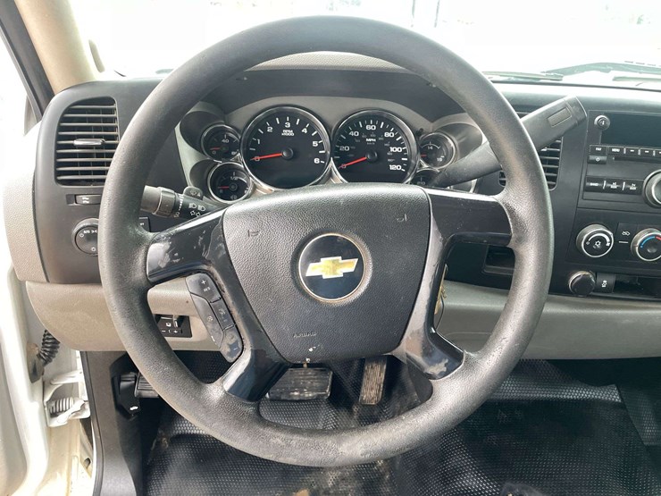 2014-chevrolet-silverado-2500-image-12