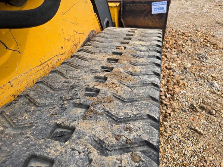 2013-deere-329d-image-26