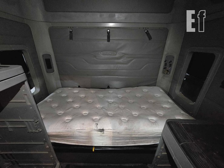 2009-freightliner-columbia-120-image-17