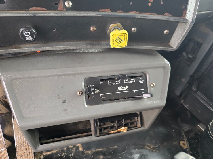 2003-mack-rd688s-image-94