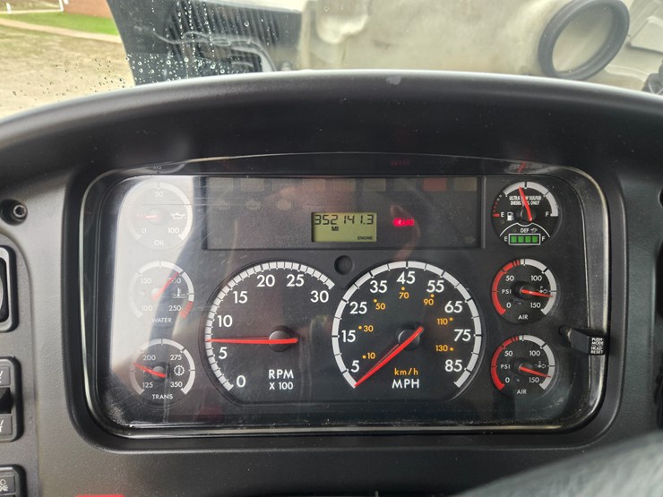 2012-freightliner-m2-106-image-82