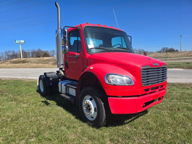 2005-freightliner-m2-106-image-17
