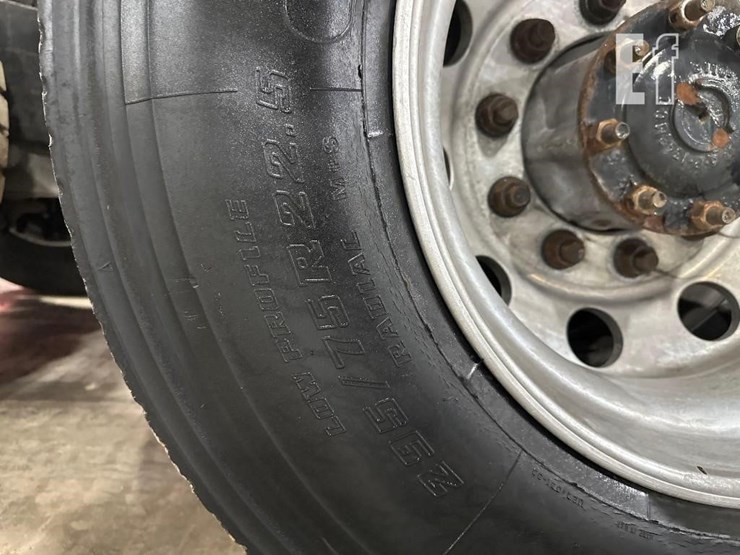 2014-freightliner-cascadia-125-image-35