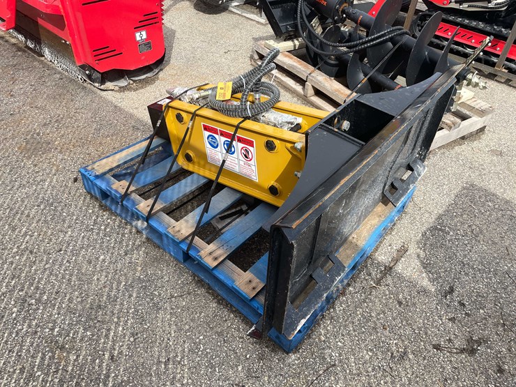 #7052-•-unused-agt-680-skid-steer-hydraulic-concrete-breaker-hammer-(o10)-image-4