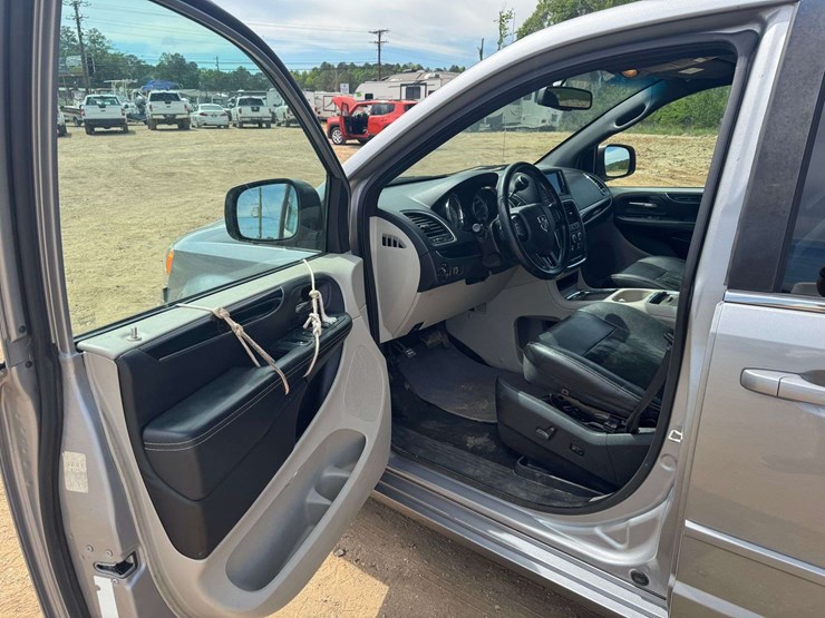 2017-dodge-grand-caravan-sxt-image-9