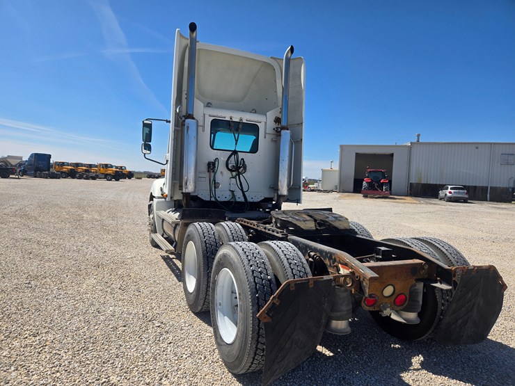 2006-freightliner-columbia-120-image-11