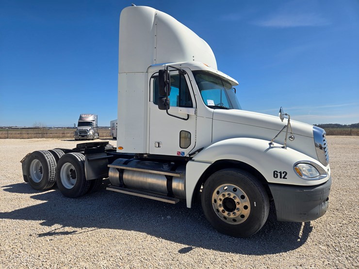 2006-freightliner-columbia-120-image-21