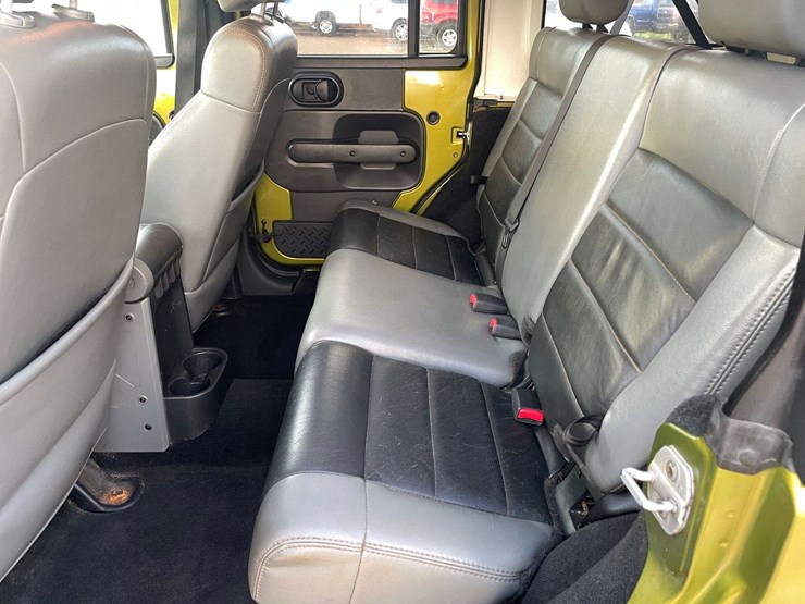 2010-jeep-wrangler-unlimited-sahara-image-14