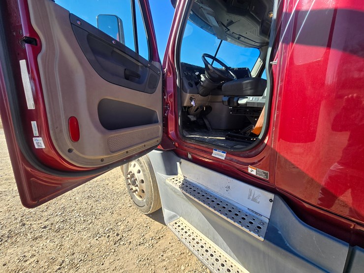 2014-freightliner-cascadia-125-image-52