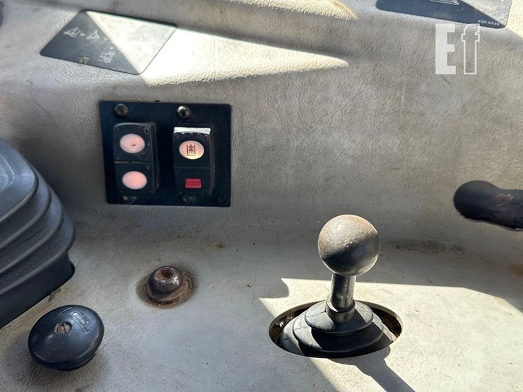 2011-caterpillar-d6t-image-25