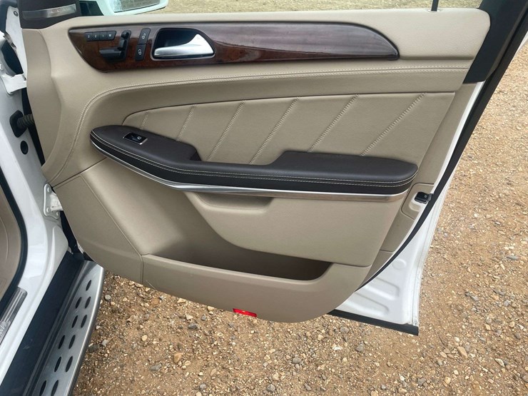 2014-mercedes-benz-gl450-image-17