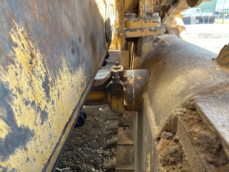 2011-caterpillar-d6t-image-41