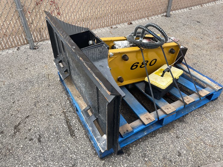 #7052-•-unused-agt-680-skid-steer-hydraulic-concrete-breaker-hammer-(o10)-image-6
