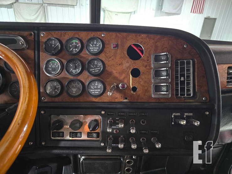 2002-peterbilt-378-image-15