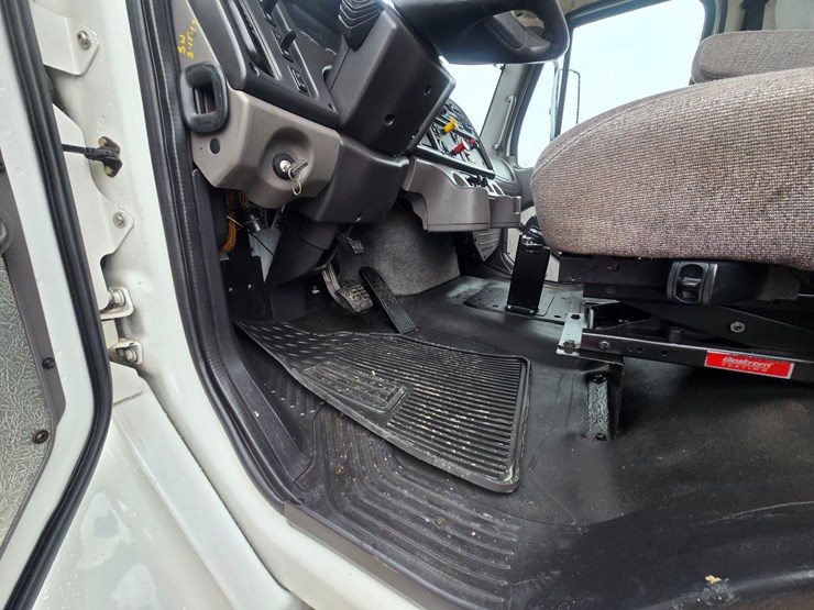 2012-freightliner-m2-106-image-69