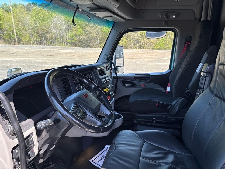 2023-peterbilt-579-image-27