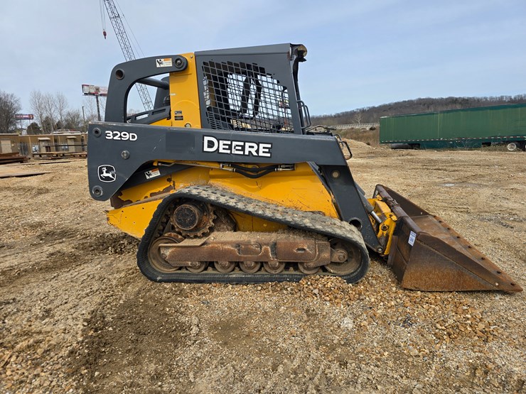 2013-deere-329d-image-11