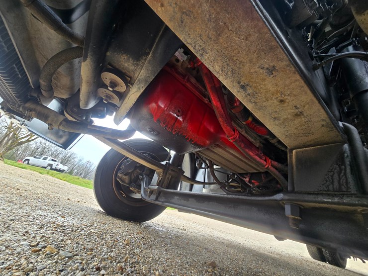 2010-freightliner-m2-106-image-38