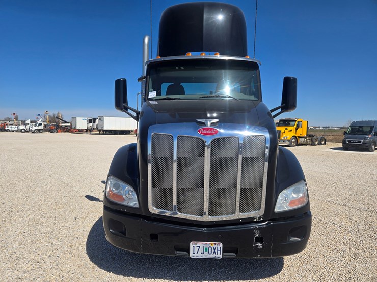 2016-peterbilt-579-image-25