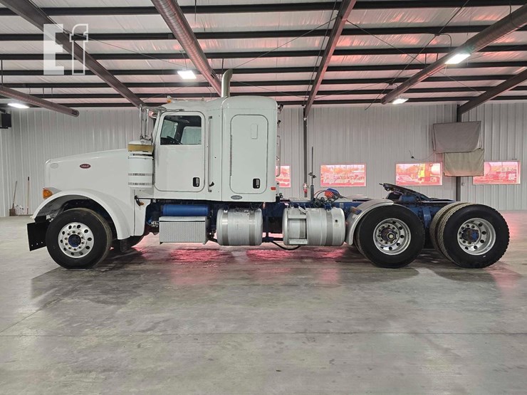 2009-peterbilt-367-image-5