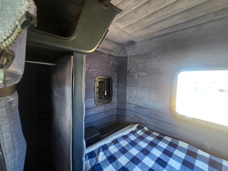 1996-peterbilt-377-image-71