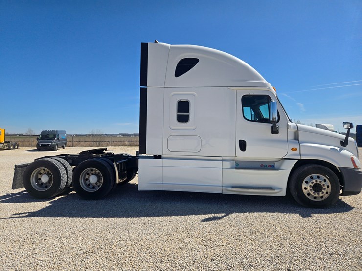 2014-freightliner-cascadia-125-image-22