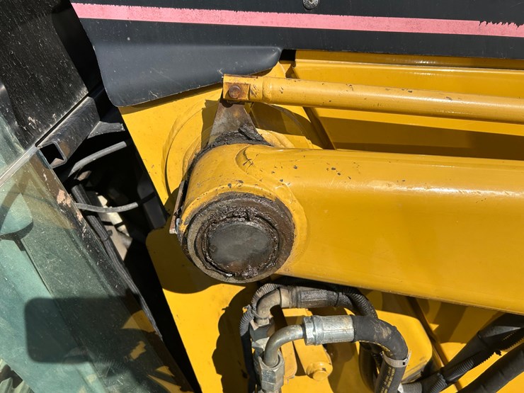 2005-caterpillar-420d-image-79