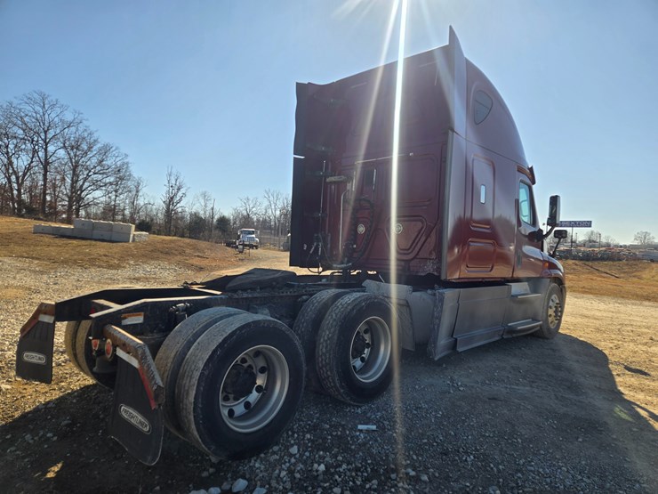 2014-freightliner-cascadia-125-image-18