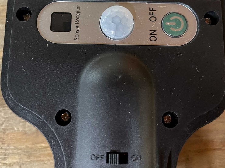 #2427-•-led-parking-lot/-yard-light-(pr12)-image-4