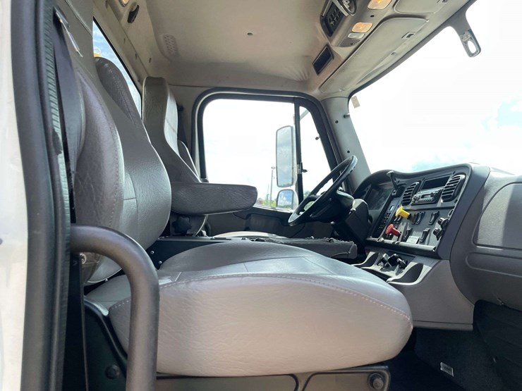 2017-freightliner-mt45-image-19