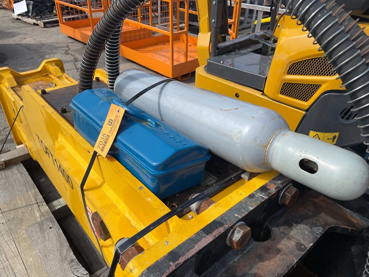 caterpillar-320-image-10