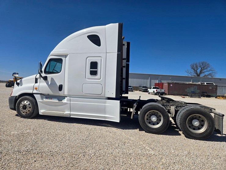 2014-freightliner-cascadia-125-image-9